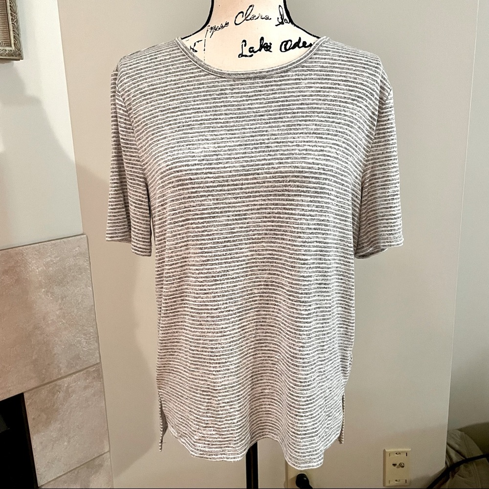 BANANA REPUBLIC 💕 NWOT • luxespun hi-lo striped tee